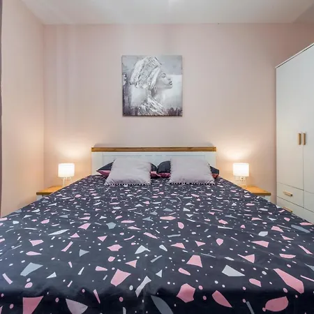 Glory Apartment *
